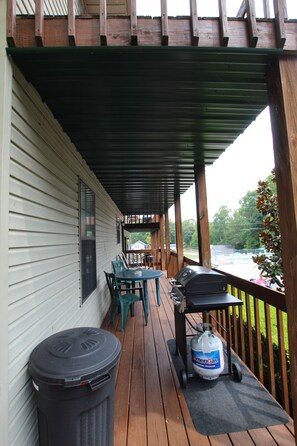 Outdoor dining - Clean, comfortable, updated 2 bedroom 1 bath condo overlooking pool. (Monticello)