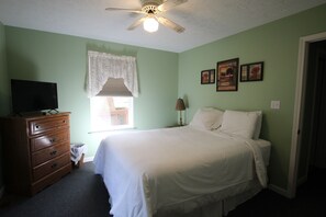 2 bedrooms, Internet, bed sheets - Clean, comfortable, updated 2 bedroom 1 bath condo overlooking pool. (Monticello)