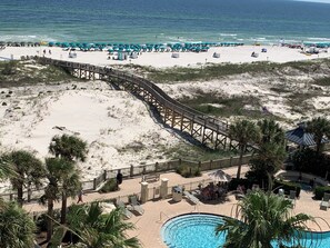 En la playa y camastros 