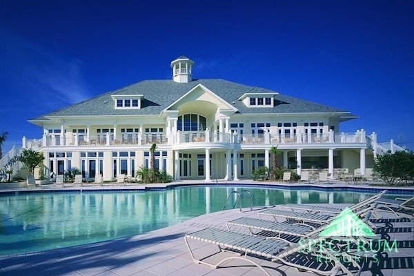 Onsite dining, Live Entertainment on the Veranda overlooking Gulf & Club pool!!