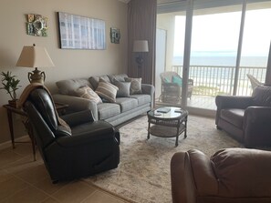 Televisión, videojuegos, reproductor de DVD y futbolito 