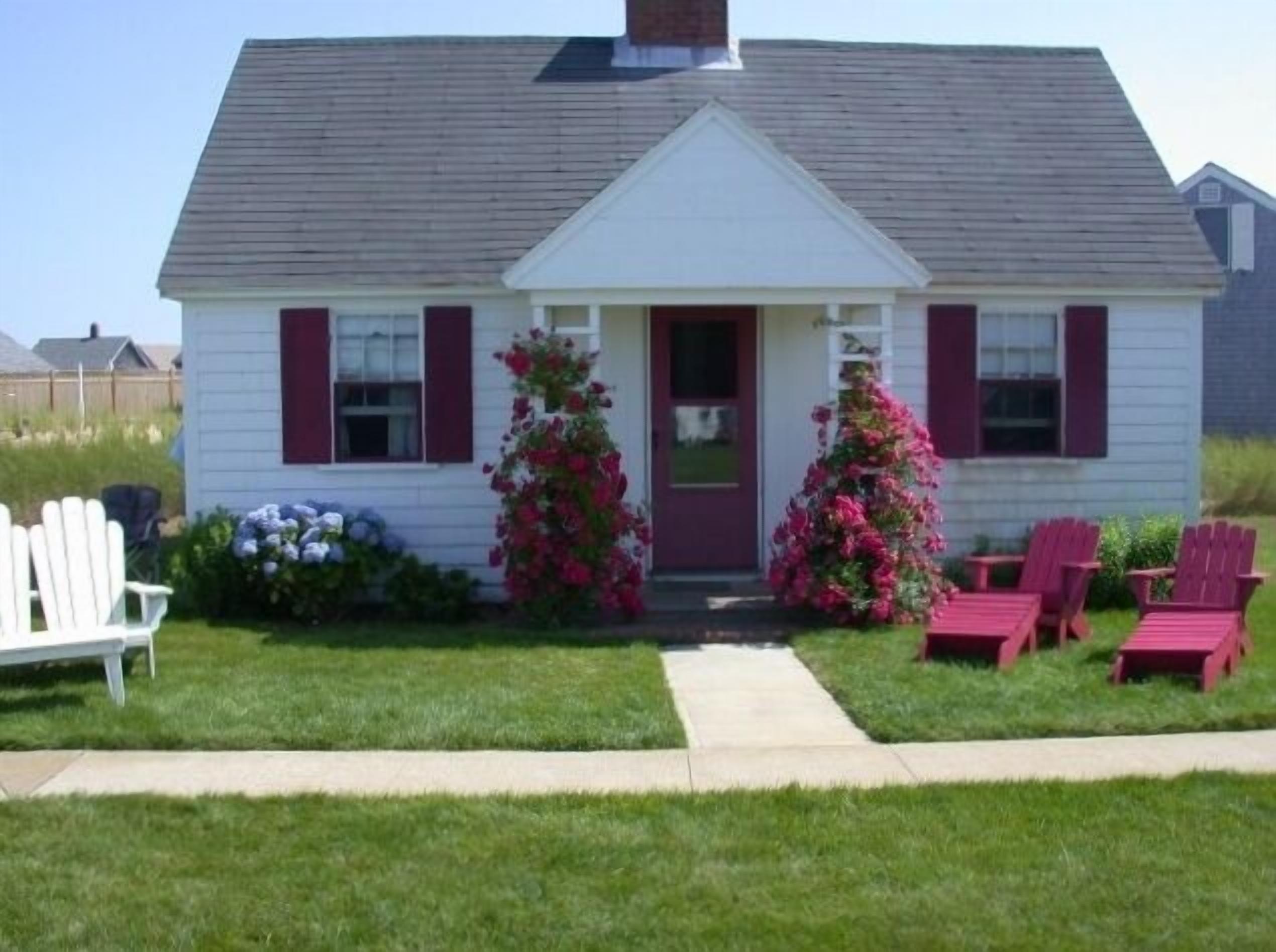 Cape Cod Cottage, 2 Bedroom, Walk Thru Dunes to Sandy Beach