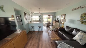 Un espacio habitable compacto con cocina, comedor y sala de estar.