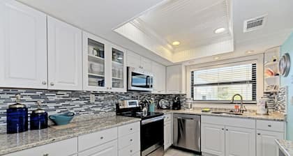 On Siesta Key/Crescent Beach,View, pool, 2 Bed 2 Ba, plus pull out Queen,