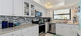 On Siesta Key Beach, View, pool, 2 Bed 2 Ba, plus pull out Queen,