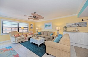 Smart TV, DVD player, books, video library - On Siesta Key Beach, View, pool, 2 Bed 2 Ba, plus pull out Queen, (Sarasota)