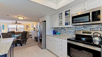 Réfrigérateur, micro-ondes, four, plaque de cuisson