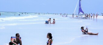 On Siesta Key Beach, View, pool, 2 Bed 2 Ba, plus pull out Queen,