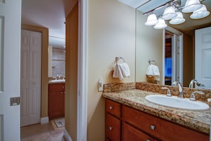 Shower, towels, toilet paper - Relax by the sea! Jupiter 1-bedroom condo near Jupiter Beach (Jupiter)