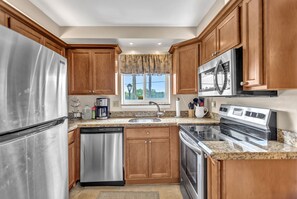 Jääkaappi, mikroaaltouuni, uuni, liesi