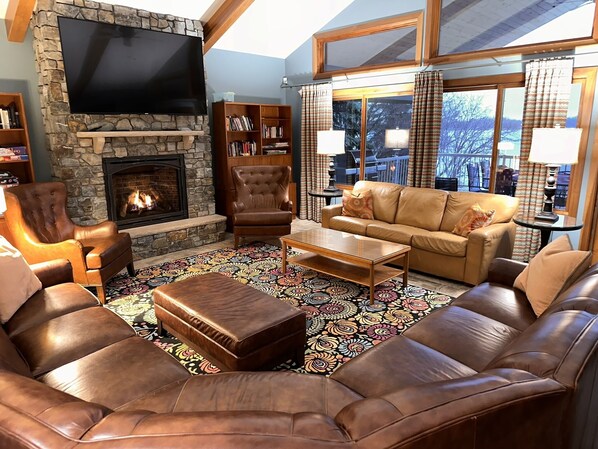 Téléviseur connecté, foyer, lecteur de DVD, table de ping-pong