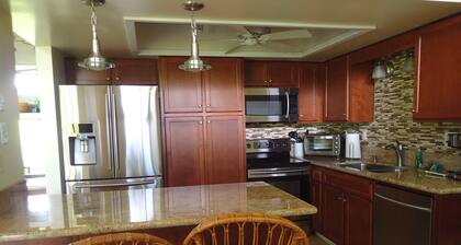 Beautiful 2/2 Townhouse in Princeville, Free WiFi, Cable TV, BBQ, beach gear