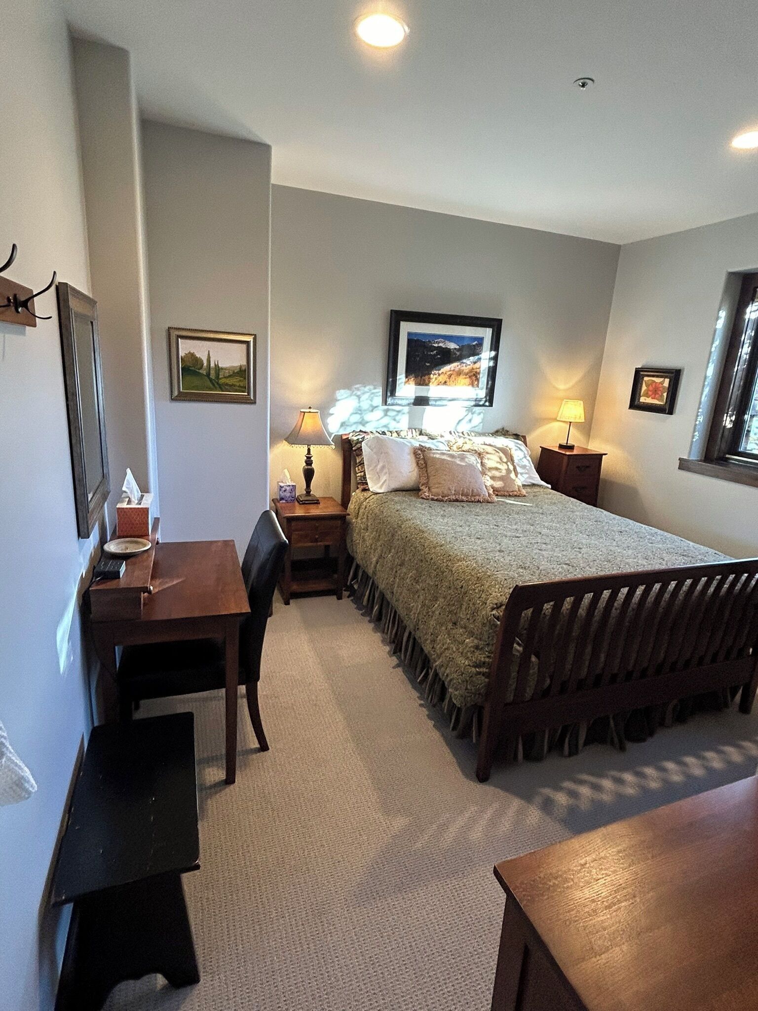 Downstairs bedroom #2, queen size bed