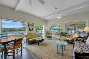 Smart TV, fireplace, books - Million-dollar View & Affordable Too! Kayaks free for use (Kingsland)