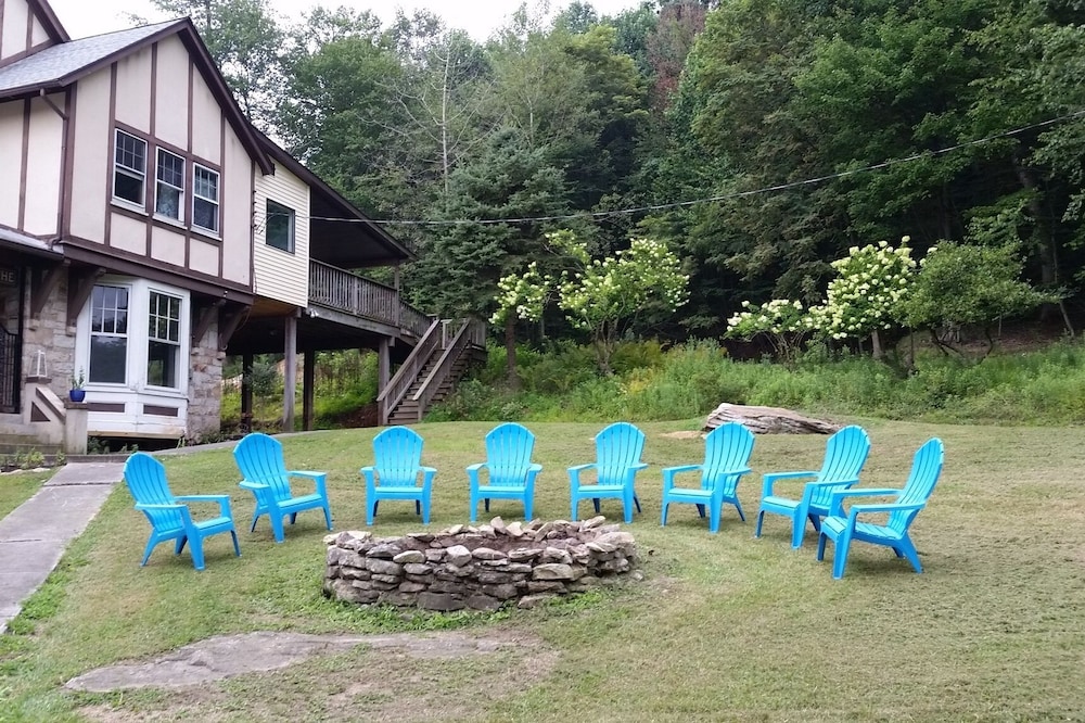 Mountain Retreat on Wooded 23 Acres great for families and friend gatherings