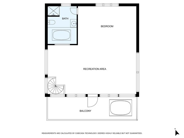 Een plattegrond met een slaapkamer, badkamer, recreatiegedeelte en balkon.