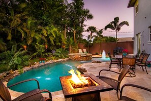 Una piscina al aire libre, una piscina climatizada