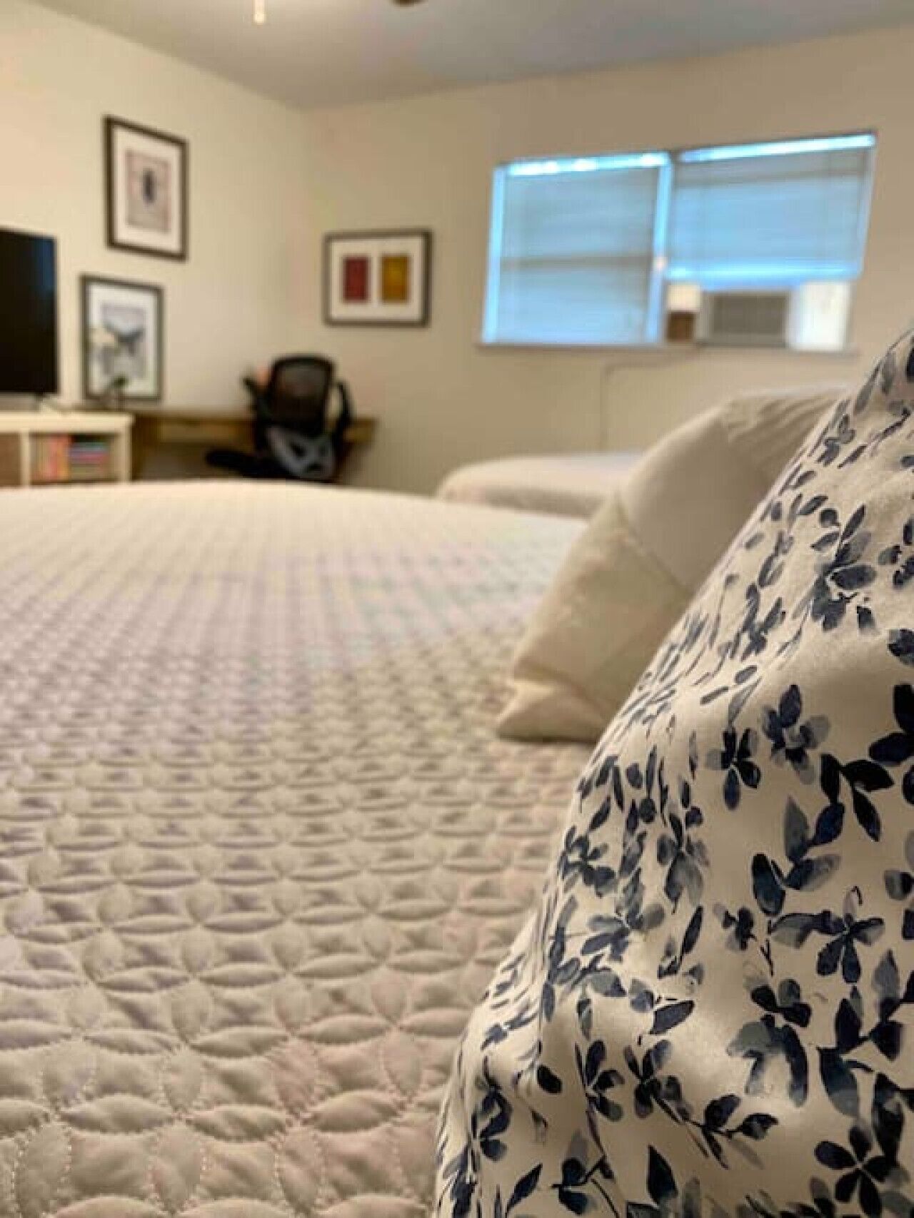 2 habitaciones, tabla de planchar con plancha, cuna de viaje y wifi 