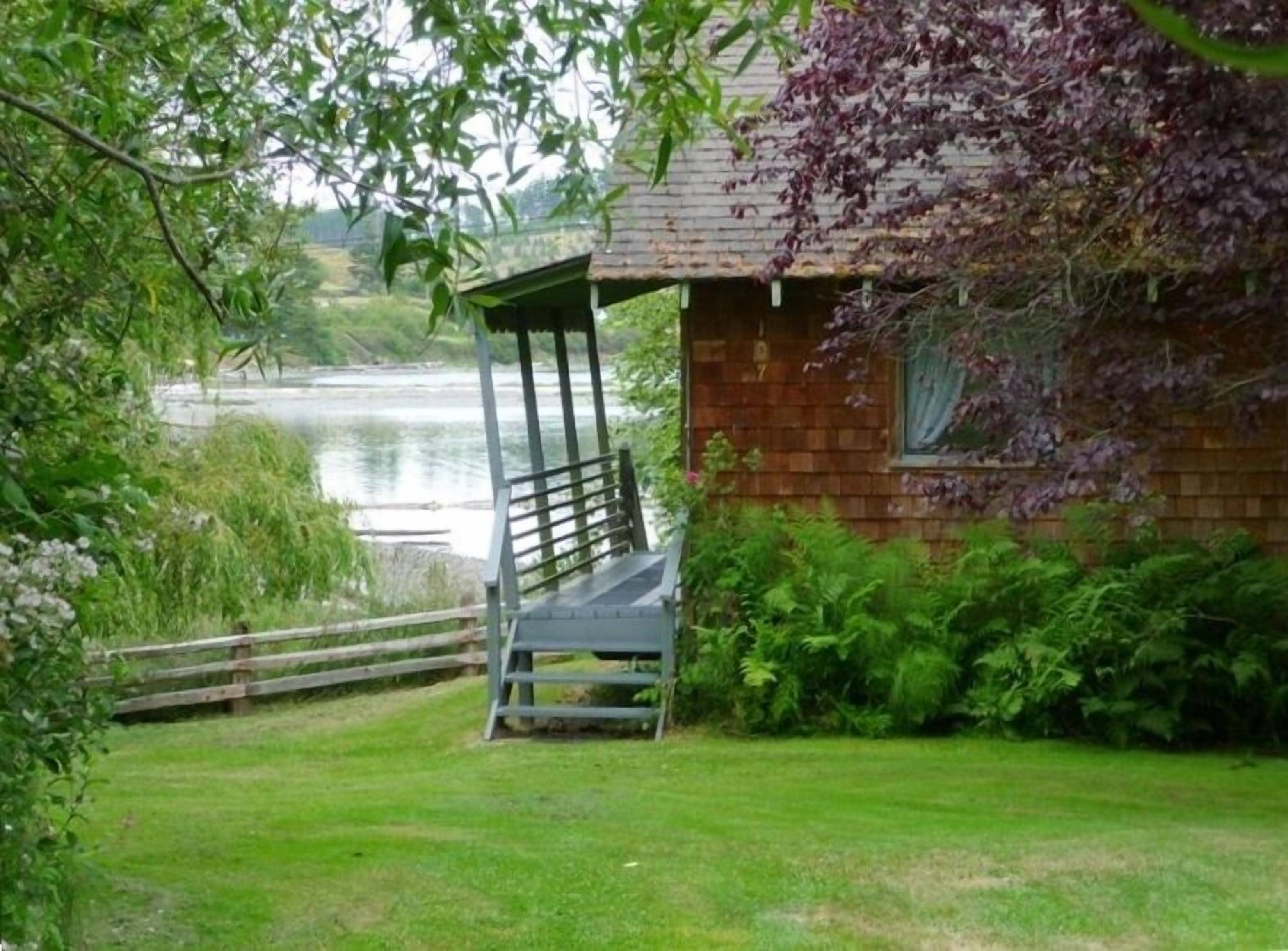 Charming waterfront cottage! 