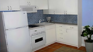Fridge, microwave, oven, stovetop - DIRECT OCEANFRONT CORNER UNIT - OCEAN VIEWS FROM LIVING ROOM AND BEDROOM (Daytona Beach)
