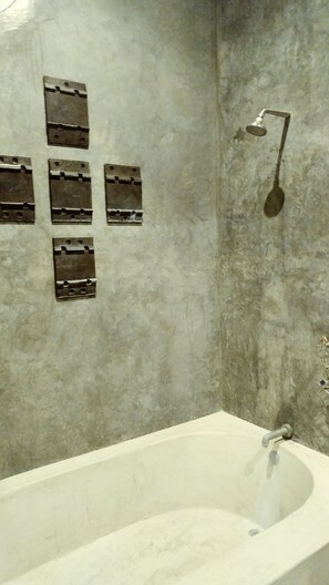 Habitación de lujo doble, 2 camas individuales, accesible para personas con discapacidad | Baño | Bañera profunda, secador de pelo y toallas