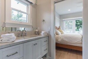 6 bedrooms, desk, iron/ironing board, travel cot