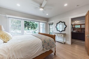 6 makuuhuonetta, työpöytä, silitysrauta/-lauta, vauvan matkasänky