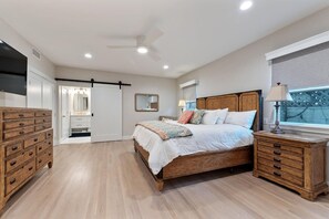 6 bedrooms, desk, iron/ironing board, travel cot