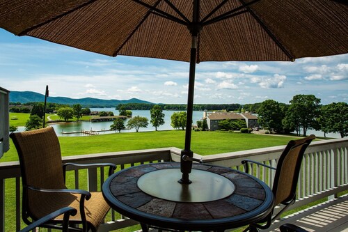 Romantic SML Penthouse, Bernard’s Landing. Smith Mountain Lake 3 Pools