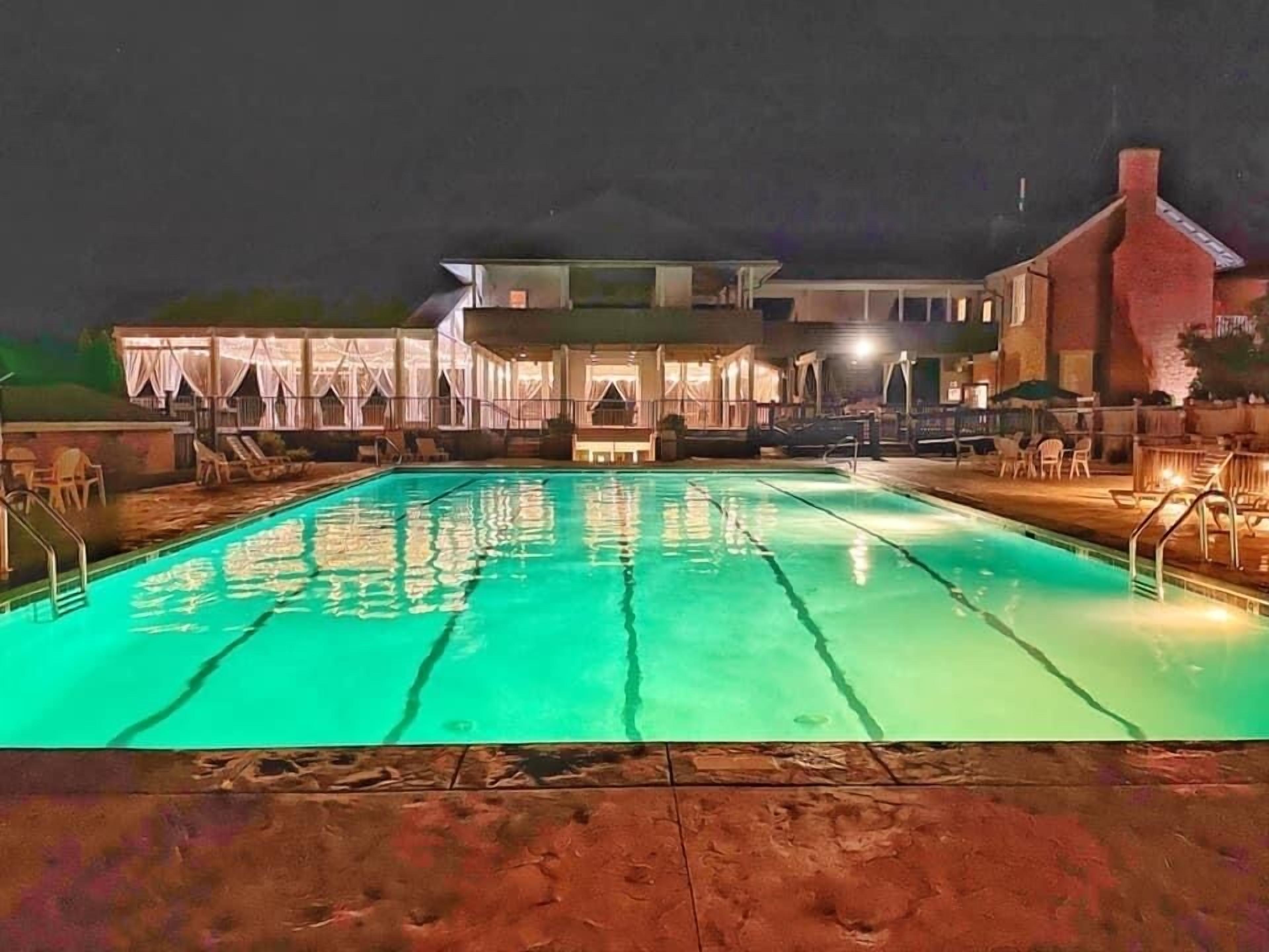 Una piscina al aire libre, una piscina climatizada