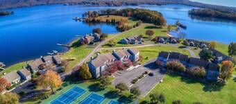 Romantic SML Penthouse, Bernard’s Landing. Smith Mountain Lake 3 Pools