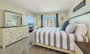 2 bedrooms, iron/ironing board, free WiFi, bed sheets - Coveted Naples Continental Club - Directly on the beach (Naples)