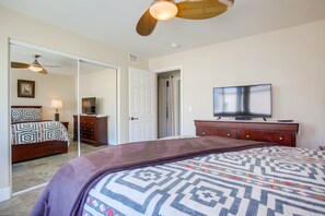 3 bedrooms, desk, iron/ironing board, free WiFi - BOOK THIS AMAZING OCEANFRONT CONDO RIGHT IN MISSION BEACH!!! GREAT AMMENTIES. (San Diego)
