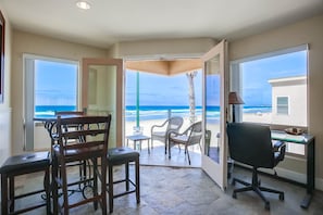 Interior - BOOK THIS AMAZING OCEANFRONT CONDO RIGHT IN MISSION BEACH!!! GREAT AMMENTIES. (San Diego)