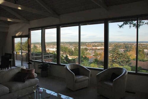 'Harbor View Grand'—Grand View, Home, Hot Tub, Sauna, and Concert Grand Piano.