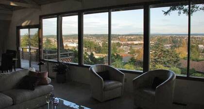 'Harbor View Grand'—Grand View, Home, Hot Tub, Sauna, and Concert Grand Piano.