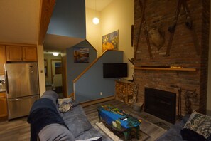 Smart TV, fireplace, DVD player, stereo