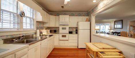 Een koelkast, een magnetron, een oven, een kookplaat