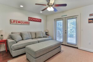 TV, video games, stereo - Less than 2 mins to beach by the included 6 seat street legal Low Speed Vehicle (Santa Rosa Beach)