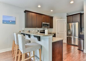 Fridge, microwave, oven, stovetop - Less than 2 mins to beach by the included 6 seat street legal Low Speed Vehicle (Santa Rosa Beach)