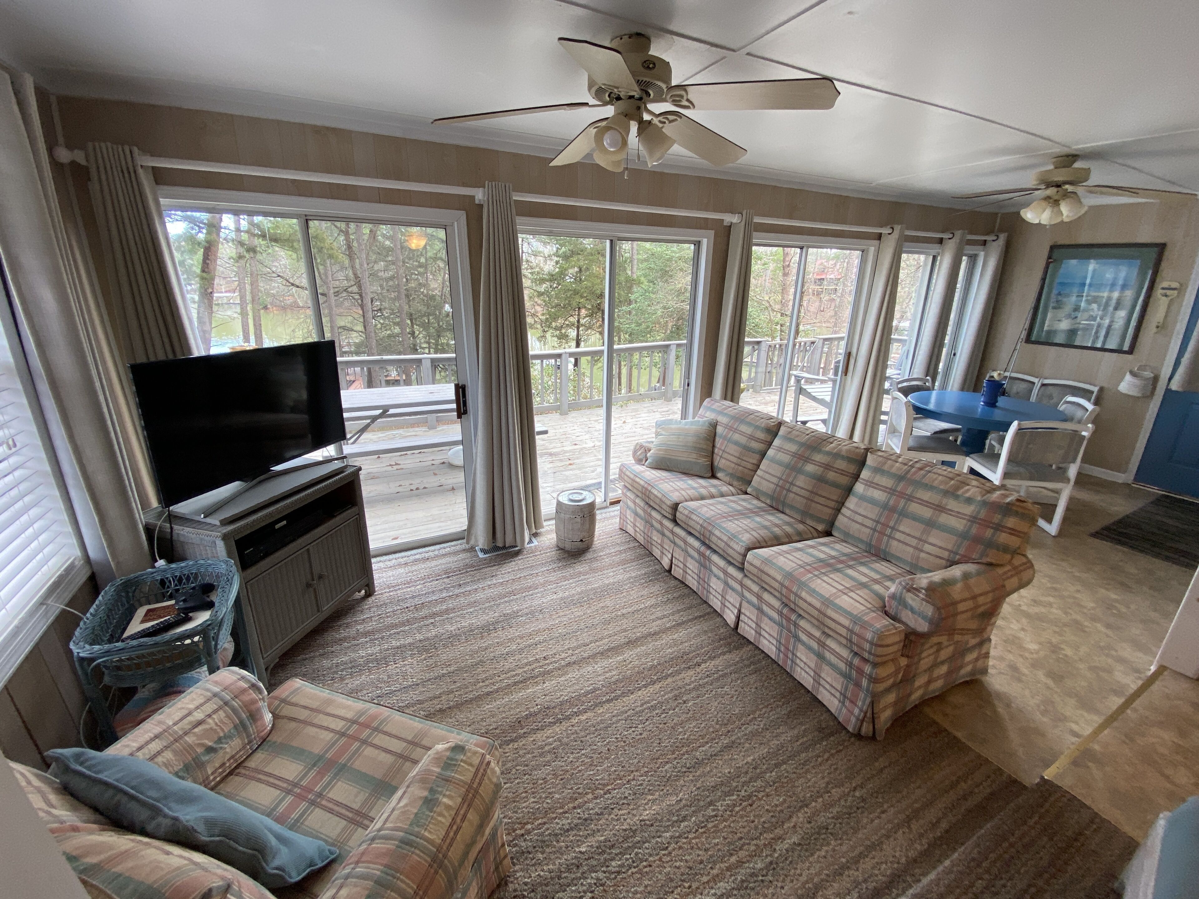 Adorable Cabin with great views, swimming, bathing and fishing