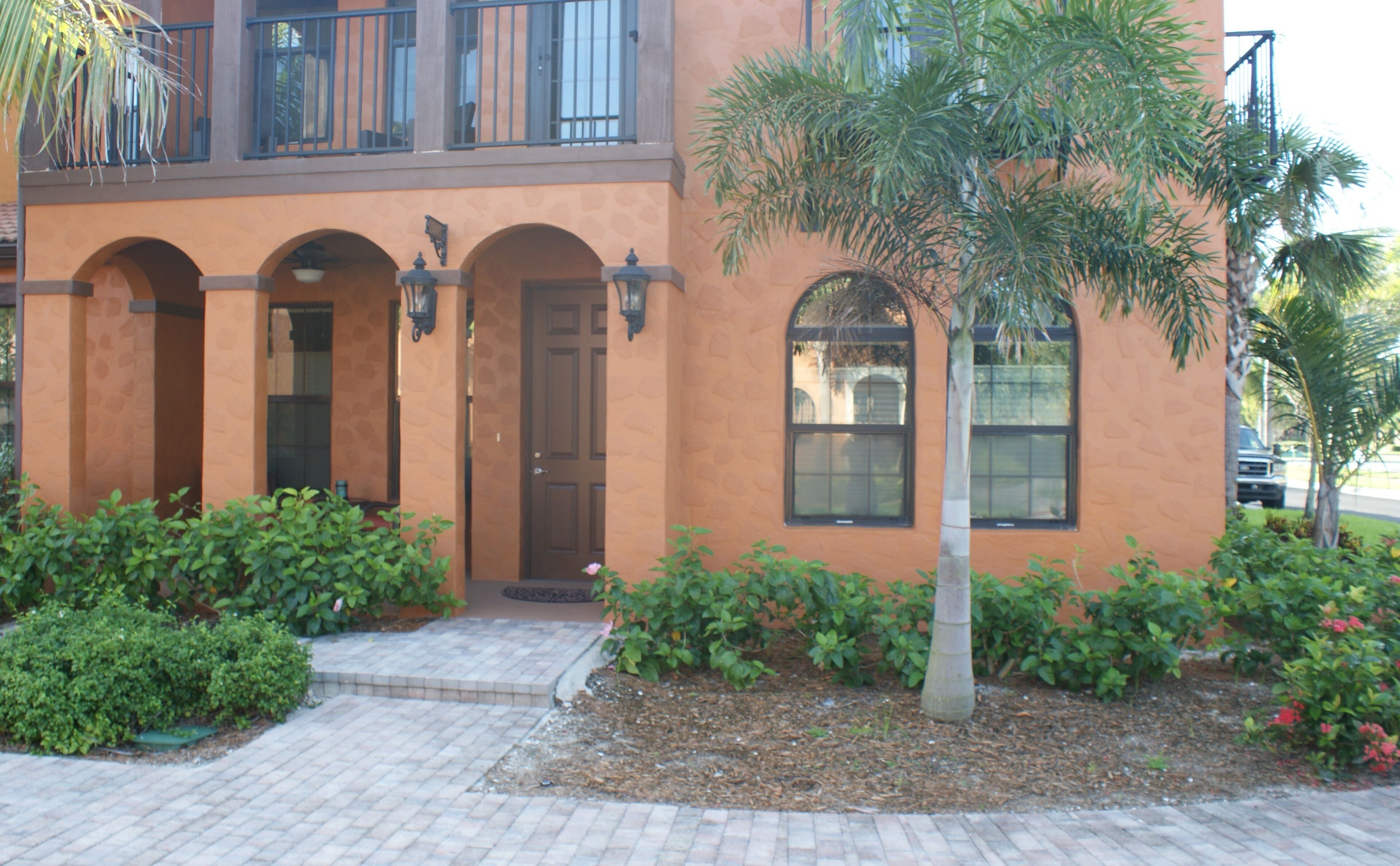 Olé Lely, Corner 2 Bedroom, 2 Bath, Sleeps 6. Professionally Decorated.1st Floor