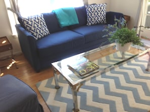 Living area - Southampton -' Village' - walk or bike  to ocean or town - pool access (Southampton)