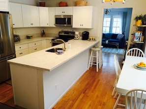 new kitchen - Southampton -' Village' - walk or bike  to ocean or town - pool access (Southampton)