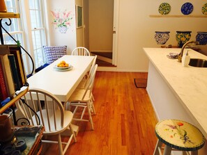 Dining - Southampton -' Village' - walk or bike  to ocean or town - pool access (Southampton)
