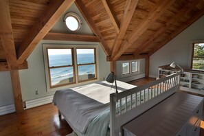 3 bedrooms, desk, iron/ironing board, free WiFi - On the front, views of the surf (Block Island)