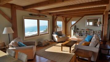 Fernseher, DVD-Player, BĂŒcher, Videothek