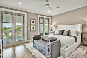 5 dormitorios, tabla de planchar con plancha, cuna de viaje