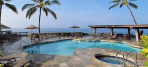 Alberca al aire libre y alberca climatizada