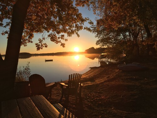 Two bedroom lakeside cabin just 30' from Lake Wissota!